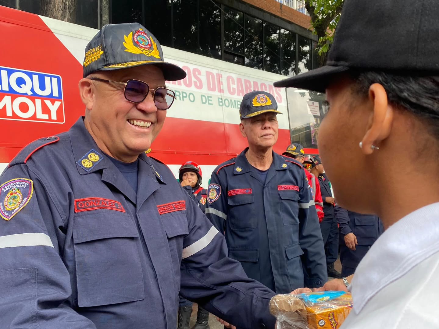 Este miercoles 1 de abril, el Primer General (B) Juan Carlos González, Director General de Bomberos y Presidente del FONBE, ha liderado con éxito la jornada de prevención que se está llevando a cabo en la Basílica de Santa Teresa, en la ciudad de Caracas, durante la festividad de este Miércoles Santo.
Nuestro Primer General en perfecta colaboración con el Fondo Nacional de Bomberos y Bomberas ha garantizado la provisión de hidratación y alimentos para todos los participantes, asegurando su bienestar durante la actividad, incluyendo a los aspirantes de la Universidad Nacional de la Seguridad.
Así mismo recibimos la visita del Viceministro de Seguridad Ciudadana G/D Endes Palencia al stand de la Dirección General Nacional de Bomberos y del FONBE, evidenciando el respaldo institucional a estas iniciativas. Su presencia subraya la importancia de la colaboración entre diferentes niveles de gobierno en la promoción de la seguridad y la prevención.
La jornada no solo ha sido un espacio para la enseñanza y la preparación, sino también una oportunidad para fomentar la colaboración entre instituciones educativas y los cuerpos de seguridad, promoviendo una cultura de prevención en la población.
@minjusticia_ve @dcabellor @palenciaendes @vgrpc_mijp @fonbe_oficial @otipaituvi #Bomberos #DGNB #colaboracion #SemanaSanta #caracas