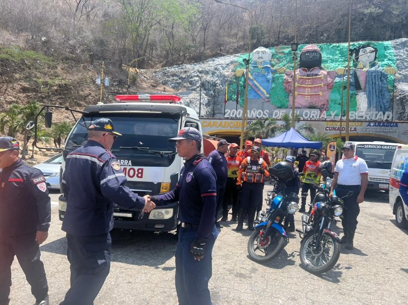 Fortaleciendo el despliegue Semana Santa Segura 2026. 🕊️
El Director General Nacional de Bomberos y Presidente del FONBE, Primer General (B) PostDoc. Juan Carlos González Rodríguez, realizó un recorrido de supervisión por el punto de control La Cabrera de la Región Central.
Específicamente desde el punto del Túnel La Cabrera, el General González Rodríguez compartió un refrigerio logístico e intercambió estrategias con los funcionarios de los distintos órganos de seguridad ciudadana presentes.
Esta acción reafirma el compromiso de trabajar como un solo equipo para garantizar el bienestar y la protección de todos los temporadistas en esta Semana Mayor.
¡Seguridad y Prevención en cada kilómetro! 🚒🛡️
#SemanaSantaSegura2026 #BomberosVenezuela #FONBE #SeguridadCiudadana #TunelLaCabrera