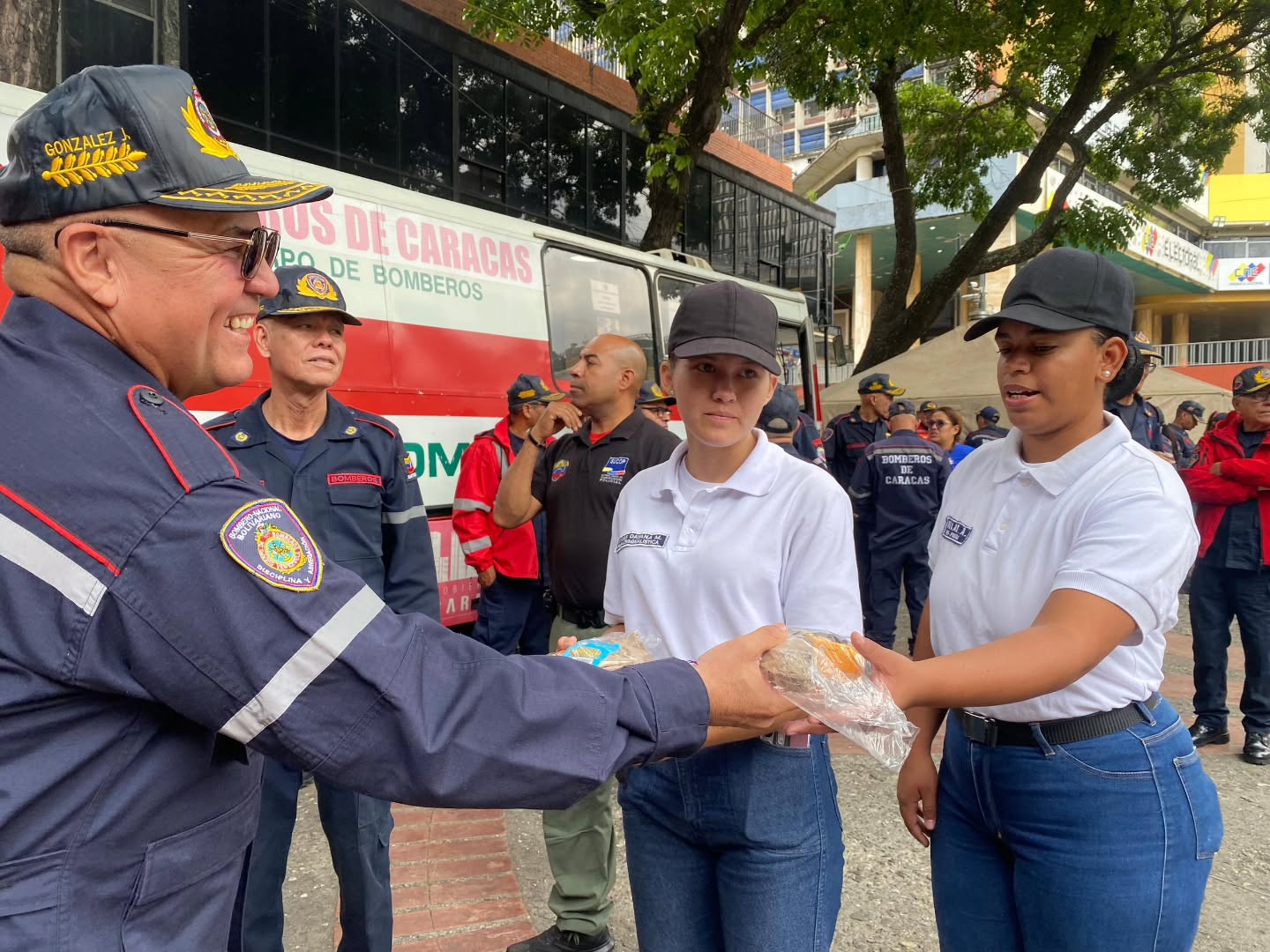 Este miercoles 1 de abril, el Primer General (B) Juan Carlos González, Director General de Bomberos y Presidente del FONBE, ha liderado con éxito la jornada de prevención que se está llevando a cabo en la Basílica de Santa Teresa, en la ciudad de Caracas, durante la festividad de este Miércoles Santo.
Nuestro Primer General en perfecta colaboración con el Fondo Nacional de Bomberos y Bomberas ha garantizado la provisión de hidratación y alimentos para todos los participantes, asegurando su bienestar durante la actividad, incluyendo a los aspirantes de la Universidad Nacional de la Seguridad.
Así mismo recibimos la visita del Viceministro de Seguridad Ciudadana G/D Endes Palencia al stand de la Dirección General Nacional de Bomberos y del FONBE, evidenciando el respaldo institucional a estas iniciativas. Su presencia subraya la importancia de la colaboración entre diferentes niveles de gobierno en la promoción de la seguridad y la prevención.
La jornada no solo ha sido un espacio para la enseñanza y la preparación, sino también una oportunidad para fomentar la colaboración entre instituciones educativas y los cuerpos de seguridad, promoviendo una cultura de prevención en la población.
@minjusticia_ve @dcabellor @palenciaendes @vgrpc_mijp @fonbe_oficial @otipaituvi #Bomberos #DGNB #colaboracion #SemanaSanta #caracas