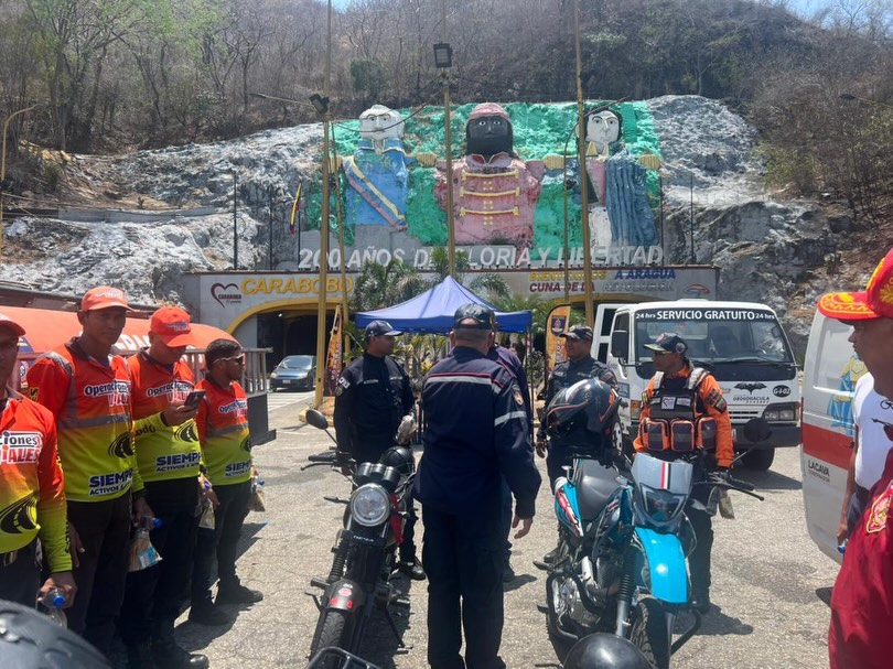 Fortaleciendo el despliegue Semana Santa Segura 2026. 🕊️
El Director General Nacional de Bomberos y Presidente del FONBE, Primer General (B) PostDoc. Juan Carlos González Rodríguez, realizó un recorrido de supervisión por el punto de control La Cabrera de la Región Central.
Específicamente desde el punto del Túnel La Cabrera, el General González Rodríguez compartió un refrigerio logístico e intercambió estrategias con los funcionarios de los distintos órganos de seguridad ciudadana presentes.
Esta acción reafirma el compromiso de trabajar como un solo equipo para garantizar el bienestar y la protección de todos los temporadistas en esta Semana Mayor.
¡Seguridad y Prevención en cada kilómetro! 🚒🛡️
#SemanaSantaSegura2026 #BomberosVenezuela #FONBE #SeguridadCiudadana #TunelLaCabrera