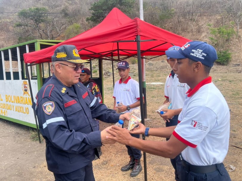 Fortaleciendo el despliegue Semana Santa Segura 2026. 🕊️
El Director General Nacional de Bomberos y Presidente del FONBE, Primer General (B) PostDoc. Juan Carlos González Rodríguez, realizó un recorrido de supervisión por el punto de control La Cabrera de la Región Central.
Específicamente desde el punto del Túnel La Cabrera, el General González Rodríguez compartió un refrigerio logístico e intercambió estrategias con los funcionarios de los distintos órganos de seguridad ciudadana presentes.
Esta acción reafirma el compromiso de trabajar como un solo equipo para garantizar el bienestar y la protección de todos los temporadistas en esta Semana Mayor.
¡Seguridad y Prevención en cada kilómetro! 🚒🛡️
#SemanaSantaSegura2026 #BomberosVenezuela #FONBE #SeguridadCiudadana #TunelLaCabrera