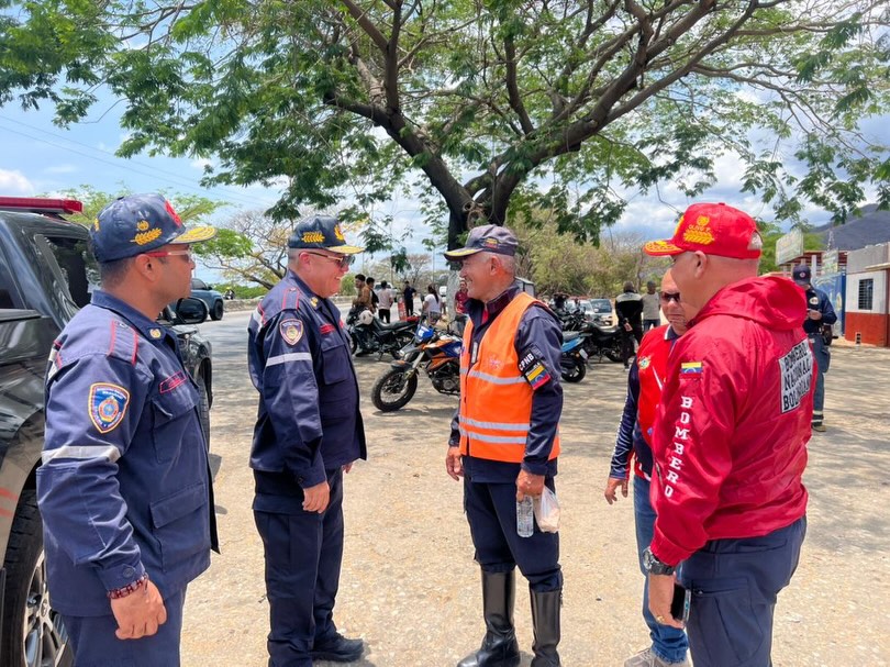 Fortaleciendo el despliegue Semana Santa Segura 2026. 🕊️
El Director General Nacional de Bomberos y Presidente del FONBE, Primer General (B) PostDoc. Juan Carlos González Rodríguez, realizó un recorrido de supervisión por los puntos de control de la Región Central.
Específicamente desde el punto de control Los Guayos, el General González Rodríguez compartió un refrigerio logístico e intercambió estrategias con los funcionarios de los distintos órganos de seguridad ciudadana presentes.
Esta acción reafirma el compromiso de trabajar como un solo equipo para garantizar el bienestar y la protección de todos los temporadistas en esta Semana Mayor.
¡Seguridad y Prevención en cada kilómetro! 🚒🛡️
#SemanaSantaSegura2026 #BomberosVenezuela #FONBE #SeguridadCiudadana #TunelLaCabrera