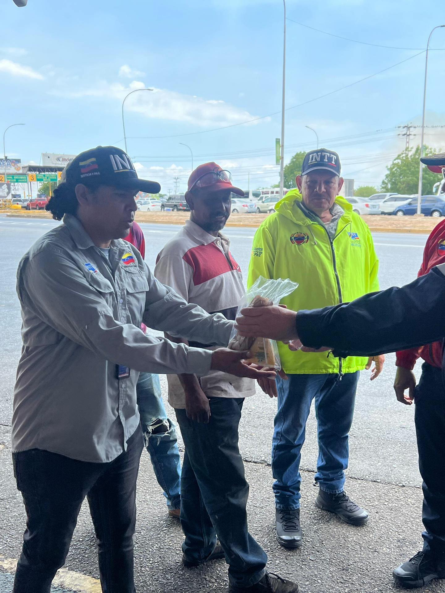 Fortaleciendo el despliegue Semana Santa Segura 2026. 🕊️
El Director General Nacional de Bomberos y Presidente del FONBE, Primer General (B) PostDoc. Juan Carlos González Rodríguez, realizó un recorrido de supervisión por los puntos de control de la Región Central.
Específicamente desde el punto de control Guacara, el General González Rodríguez compartió un refrigerio logístico e intercambió estrategias con los funcionarios de los distintos órganos de seguridad ciudadana presentes.
Esta acción reafirma el compromiso de trabajar como un solo equipo para garantizar el bienestar y la protección de todos los temporadistas en esta Semana Mayor.
¡Seguridad y Prevención en cada kilómetro! 🚒🛡️
#SemanaSantaSegura2026 #BomberosVenezuela #FONBE #SeguridadCiudadana #TunelLaCabrera