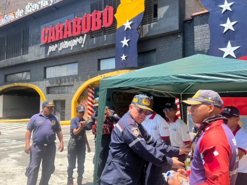 Fortaleciendo el despliegue Semana Santa Segura 2026. 🕊️
El Director General Nacional de Bomberos y Presidente del FONBE, Primer General (B) PostDoc. Juan Carlos González Rodríguez, realizó un recorrido de supervisión por el punto de control La Cabrera de la Región Central.
Específicamente desde el punto del Túnel La Cabrera, el General González Rodríguez compartió un refrigerio logístico e intercambió estrategias con los funcionarios de los distintos órganos de seguridad ciudadana presentes.
Esta acción reafirma el compromiso de trabajar como un solo equipo para garantizar el bienestar y la protección de todos los temporadistas en esta Semana Mayor.
¡Seguridad y Prevención en cada kilómetro! 🚒🛡️
#SemanaSantaSegura2026 #BomberosVenezuela #FONBE #SeguridadCiudadana #TunelLaCabrera