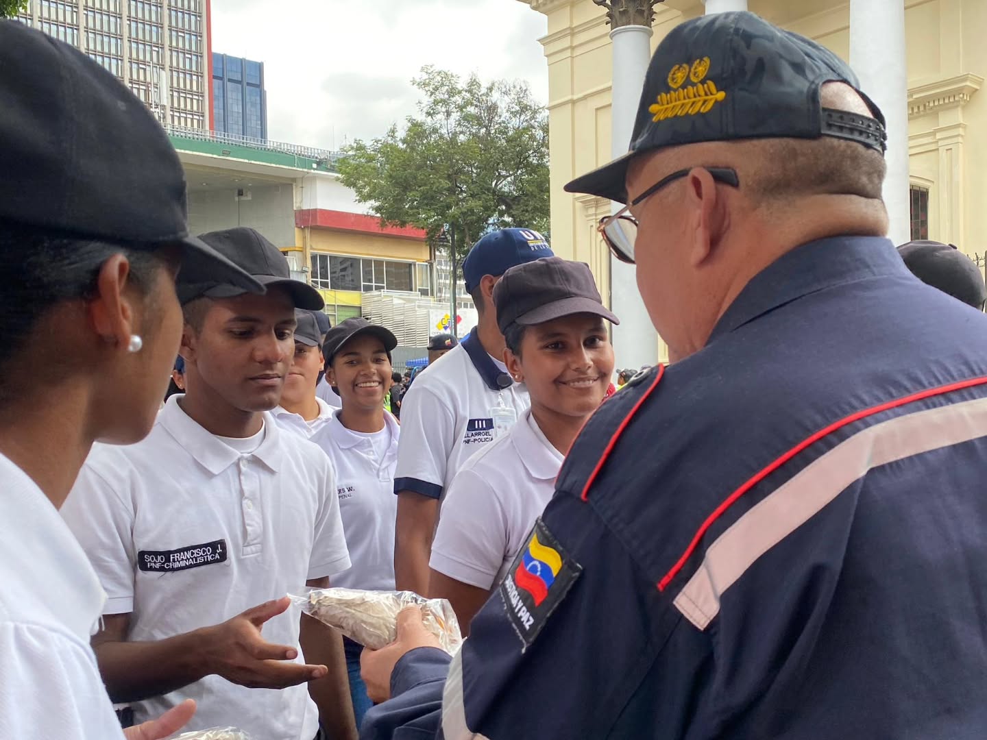 Este miercoles 1 de abril, el Primer General (B) Juan Carlos González, Director General de Bomberos y Presidente del FONBE, ha liderado con éxito la jornada de prevención que se está llevando a cabo en la Basílica de Santa Teresa, en la ciudad de Caracas, durante la festividad de este Miércoles Santo.
Nuestro Primer General en perfecta colaboración con el Fondo Nacional de Bomberos y Bomberas ha garantizado la provisión de hidratación y alimentos para todos los participantes, asegurando su bienestar durante la actividad, incluyendo a los aspirantes de la Universidad Nacional de la Seguridad.
Así mismo recibimos la visita del Viceministro de Seguridad Ciudadana G/D Endes Palencia al stand de la Dirección General Nacional de Bomberos y del FONBE, evidenciando el respaldo institucional a estas iniciativas. Su presencia subraya la importancia de la colaboración entre diferentes niveles de gobierno en la promoción de la seguridad y la prevención.
La jornada no solo ha sido un espacio para la enseñanza y la preparación, sino también una oportunidad para fomentar la colaboración entre instituciones educativas y los cuerpos de seguridad, promoviendo una cultura de prevención en la población.
@minjusticia_ve @dcabellor @palenciaendes @vgrpc_mijp @fonbe_oficial @otipaituvi #Bomberos #DGNB #colaboracion #SemanaSanta #caracas
