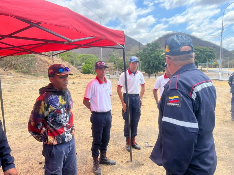 Fortaleciendo el despliegue Semana Santa Segura 2026. 🕊️
El Director General Nacional de Bomberos y Presidente del FONBE, Primer General (B) PostDoc. Juan Carlos González Rodríguez, realizó un recorrido de supervisión por el punto de control La Cabrera de la Región Central.
Específicamente desde el punto del Túnel La Cabrera, el General González Rodríguez compartió un refrigerio logístico e intercambió estrategias con los funcionarios de los distintos órganos de seguridad ciudadana presentes.
Esta acción reafirma el compromiso de trabajar como un solo equipo para garantizar el bienestar y la protección de todos los temporadistas en esta Semana Mayor.
¡Seguridad y Prevención en cada kilómetro! 🚒🛡️
#SemanaSantaSegura2026 #BomberosVenezuela #FONBE #SeguridadCiudadana #TunelLaCabrera