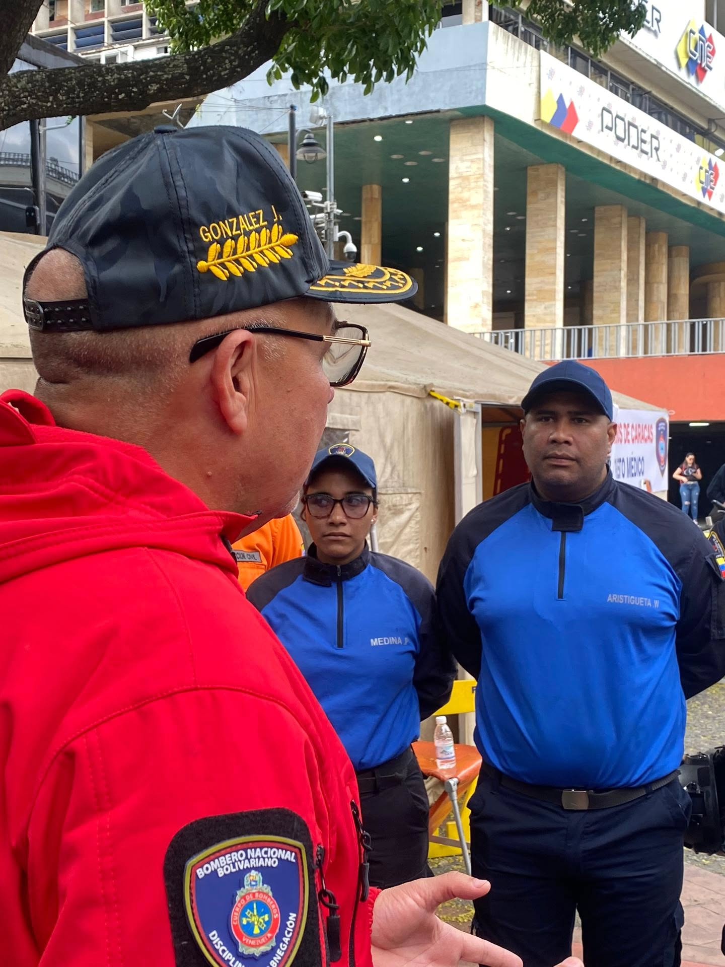 El Primer General (B) Juan Carlos González supervisa el Dispositivo Semana Santa Segura del Cuerpo de Bomberos del Distrito Capital.
La noche de este 31 de marzo, el Primer General (B) Juan Carlos González realizó un recorrido por el puesto de comando y guardia de prevención del Cuerpo de Bomberos del Distrito Capital, ubicado en la emblemática Basílica de Santa Teresa. Este operativo es parte del dispositivo "Semana Santa Segura", diseñado para garantizar la seguridad de todos los ciudadanos durante estas festividades.
Durante su recorrido el Primer General, destacó la importancia de la preparación y el compromiso del cuerpo de bomberos, quienes están listos para enfrentar cualquier eventualidad y brindar apoyo a los miles de fieles que visitan la basílica en esta época del año.
El recorrido incluyó una revisión de las instalaciones y la coordinación de esfuerzos para asegurar una respuesta rápida y eficiente ante cualquier incidente. Con la colaboración de diversas instituciones, se busca ofrecer un ambiente seguro y protegido para todos los asistentes.
@minjusticia_ve @fonbe_oficial @dcabellor @vgrpc_mijp @otipaituvi @fonbe_oficial @inamehoficial #SemanaSantaSegura #Bomberos #Seguridad #Caracas #JuanCarlosGonzález