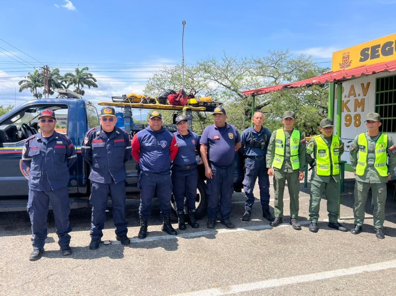 Fortaleciendo el despliegue Semana Santa Segura 2026. 🕊️
El Director General Nacional de Bomberos y Presidente del FONBE, Primer General (B) PostDoc. Juan Carlos González Rodríguez, realizó un recorrido de supervisión por el punto de control La Cabrera de la Región Central.
Específicamente desde el punto del Túnel La Cabrera, el General González Rodríguez compartió un refrigerio logístico e intercambió estrategias con los funcionarios de los distintos órganos de seguridad ciudadana presentes.
Esta acción reafirma el compromiso de trabajar como un solo equipo para garantizar el bienestar y la protección de todos los temporadistas en esta Semana Mayor.
¡Seguridad y Prevención en cada kilómetro! 🚒🛡️
#SemanaSantaSegura2026 #BomberosVenezuela #FONBE #SeguridadCiudadana #TunelLaCabrera