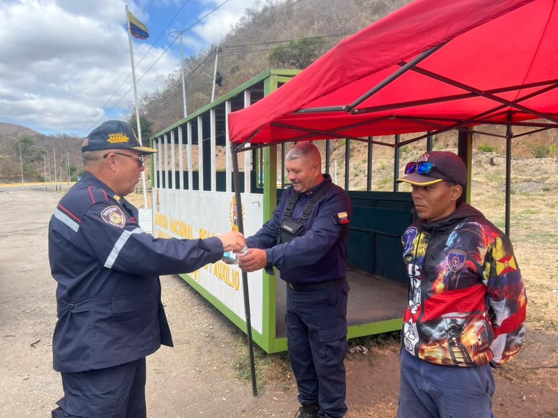 Fortaleciendo el despliegue Semana Santa Segura 2026. 🕊️
El Director General Nacional de Bomberos y Presidente del FONBE, Primer General (B) PostDoc. Juan Carlos González Rodríguez, realizó un recorrido de supervisión por el punto de control La Cabrera de la Región Central.
Específicamente desde el punto del Túnel La Cabrera, el General González Rodríguez compartió un refrigerio logístico e intercambió estrategias con los funcionarios de los distintos órganos de seguridad ciudadana presentes.
Esta acción reafirma el compromiso de trabajar como un solo equipo para garantizar el bienestar y la protección de todos los temporadistas en esta Semana Mayor.
¡Seguridad y Prevención en cada kilómetro! 🚒🛡️
#SemanaSantaSegura2026 #BomberosVenezuela #FONBE #SeguridadCiudadana #TunelLaCabrera