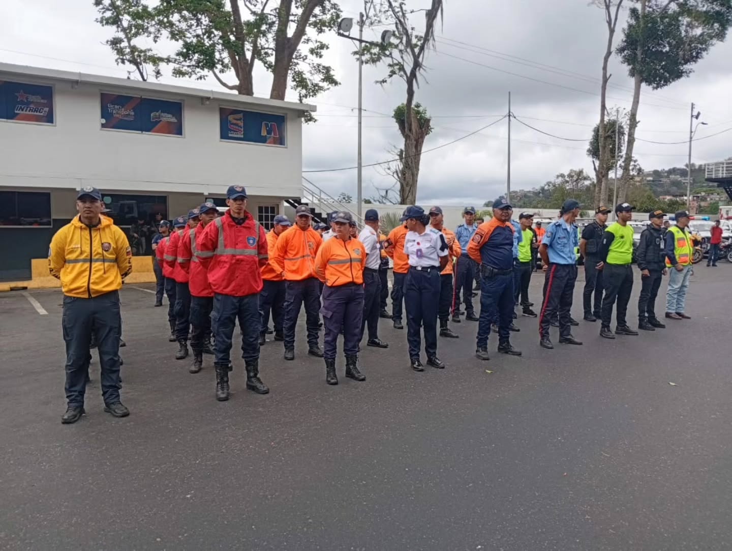 ¡Jornada Victoriosa! Nuestra meta: Tu Seguridad.
El Vicepresidente Sectorial de Política, Seguridad Ciudadana y Paz, y Ministro del Poder Popular para Relaciones Interiores, Justicia y Paz, Cap. Diosdado Cabello Rondón, lideró el cierre del dispositivo “Semana Santa Segura 2026” Acompañado de los Viceministros y directores Generales de los diversos órganos de Seguridad Ciudadana
"Hemos concluido una semana santa, sin duda exitosa, muy exitosa. Entonces, nosotros podemos decir que nuestro pueblo salió, disfrutó, y regresó tranquilo a su casa en paz". Indicó el Capitán Diosdado Cabello.
El Vicepresidente Sectorial informó también que 229.139 funcionarios se mantuvieron desplegados de manera ininterrumpida en todo el territorio nacional. Mientras más de 13,5 millones de ciudadanos se movilizaban por las principales vías; el personal de los organismos de seguridad ciudadana, estuvo presente en templos, conciertos, playas, ríos y parques nacionales.
En este marco, destacó la participación fundamental de la Dirección General Nacional de Bomberos, bajo la conducción del Primer General (B) Juan Carlos González, quien también en su rol de Presidente del Fondo Nacional de Bomberos (FONBE), quien lideró el despliegue de más de 15.000 efectivos bomberiles de todas las especialidades y categorías, en todo el territorio nacional.
El despliegue contó con la operatividad del Grupo Motorizado para la Atención de Emergencias (GRUMAE), paramédicos y personal especializado. Asimismo, el FONBE fue pilar fundamental en la jornada, garantizando el apoyo logístico necesario en varios puntos de prevención.
@minjusticia_ve @dcabellor @fonbe_oficial @vgrpc_mijp @otipaituvi @fondonacionaldebomberos2012
#fonbe #SemanaSanta2026 #Venezuela #seguridadciudadana