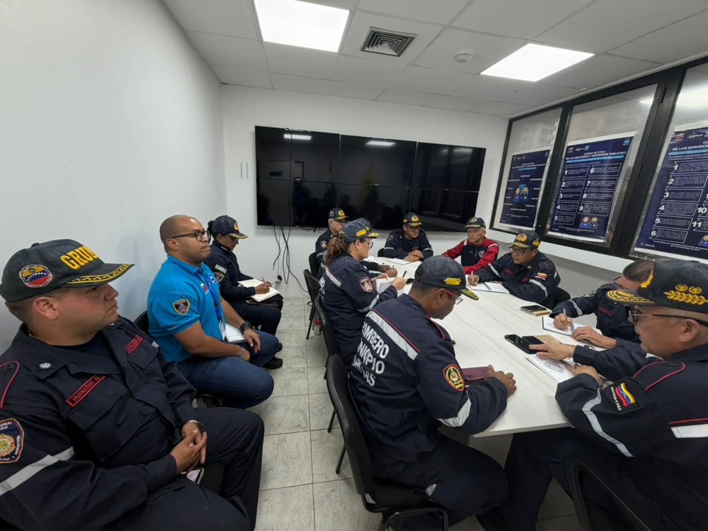 Primer General (B) Juan Carlos González proyecta un 2026 de crecimiento y fortalecimiento.
En una jornada de trabajo marcada por la visión de futuro y el compromiso institucional, el Primer General (B) Juan Carlos González, Director General Nacional de Bomberos y Presidente del FONBE, sostuvo un encuentro de alto nivel con su equipo estratégico para definir las líneas de acción que marcarán el desarrollo de la institución en las próximas semanas.
El eje central de la reunión fue el perfecto engranaje que se ha consolidado entre la Dirección General y el FONBE. Esta sinergia ha permitido que la planificación operativa se traduzca de forma inmediata en soluciones logísticas, eliminando procesos burocráticos y garantizando que los recursos lleguen directamente a las estaciones de bomberos en cada rincón del país.
Con esta planificación estratégica, bajo las directrices del Cap. Diosdado Cabello Rondón, Ministro del Poder Popular para Relaciones Interiores, Justicia y Paz, nos encaminamos hacia una era de excelencia operativa, siempre al servicio del pueblo venezolano.
@minjusticia_ve @dcabellor @mazo4f @vgrpc_mijp @otipaituvi @fonbe_oficial @cbforestalesven
#juntosporlavidaylapaz #SeguridadCiudadana #Bomberos #Venezuela #caracas