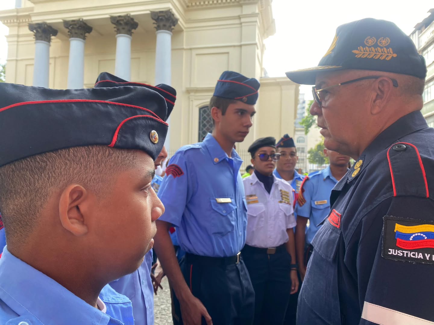 Este miercoles 1 de abril, el Primer General (B) Juan Carlos González, Director General de Bomberos y Presidente del FONBE, ha liderado con éxito la jornada de prevención que se está llevando a cabo en la Basílica de Santa Teresa, en la ciudad de Caracas, durante la festividad de este Miércoles Santo.
Nuestro Primer General en perfecta colaboración con el Fondo Nacional de Bomberos y Bomberas ha garantizado la provisión de hidratación y alimentos para todos los participantes, asegurando su bienestar durante la actividad, incluyendo a los aspirantes de la Universidad Nacional de la Seguridad.
Así mismo recibimos la visita del Viceministro de Seguridad Ciudadana G/D Endes Palencia al stand de la Dirección General Nacional de Bomberos y del FONBE, evidenciando el respaldo institucional a estas iniciativas. Su presencia subraya la importancia de la colaboración entre diferentes niveles de gobierno en la promoción de la seguridad y la prevención.
La jornada no solo ha sido un espacio para la enseñanza y la preparación, sino también una oportunidad para fomentar la colaboración entre instituciones educativas y los cuerpos de seguridad, promoviendo una cultura de prevención en la población.
@minjusticia_ve @dcabellor @palenciaendes @vgrpc_mijp @fonbe_oficial @otipaituvi #Bomberos #DGNB #colaboracion #SemanaSanta #caracas