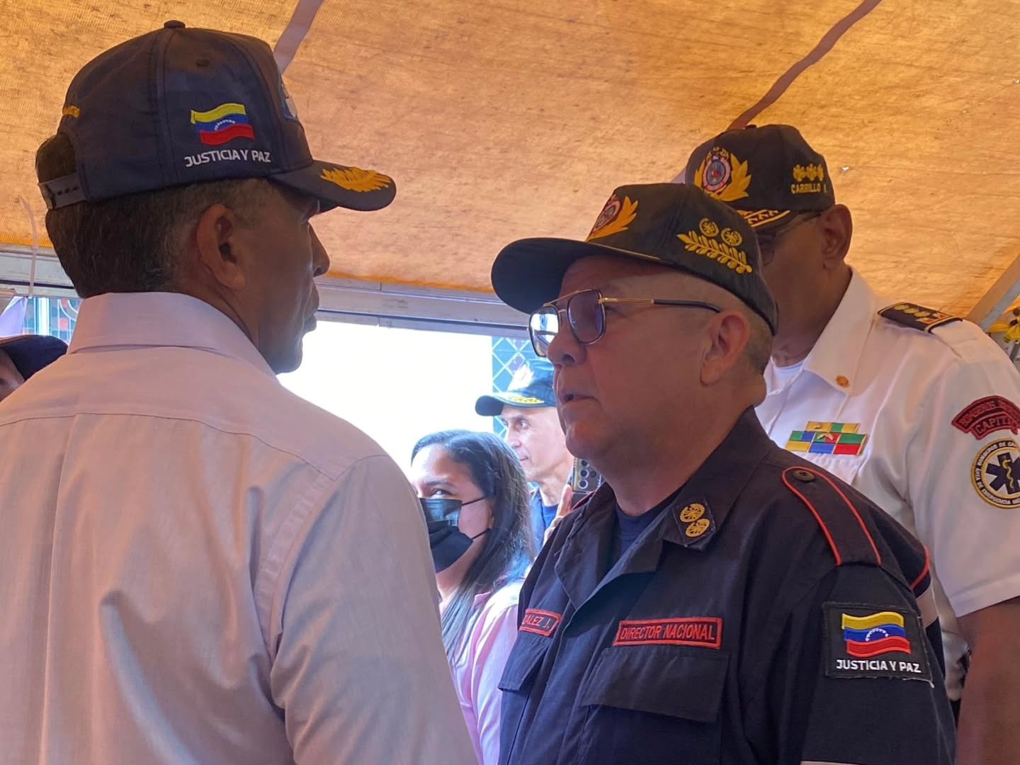 Este miercoles 1 de abril, el Primer General (B) Juan Carlos González, Director General de Bomberos y Presidente del FONBE, ha liderado con éxito la jornada de prevención que se está llevando a cabo en la Basílica de Santa Teresa, en la ciudad de Caracas, durante la festividad de este Miércoles Santo.
Nuestro Primer General en perfecta colaboración con el Fondo Nacional de Bomberos y Bomberas ha garantizado la provisión de hidratación y alimentos para todos los participantes, asegurando su bienestar durante la actividad, incluyendo a los aspirantes de la Universidad Nacional de la Seguridad.
Así mismo recibimos la visita del Viceministro de Seguridad Ciudadana G/D Endes Palencia al stand de la Dirección General Nacional de Bomberos y del FONBE, evidenciando el respaldo institucional a estas iniciativas. Su presencia subraya la importancia de la colaboración entre diferentes niveles de gobierno en la promoción de la seguridad y la prevención.
La jornada no solo ha sido un espacio para la enseñanza y la preparación, sino también una oportunidad para fomentar la colaboración entre instituciones educativas y los cuerpos de seguridad, promoviendo una cultura de prevención en la población.
@minjusticia_ve @dcabellor @palenciaendes @vgrpc_mijp @fonbe_oficial @otipaituvi #Bomberos #DGNB #colaboracion #SemanaSanta #caracas