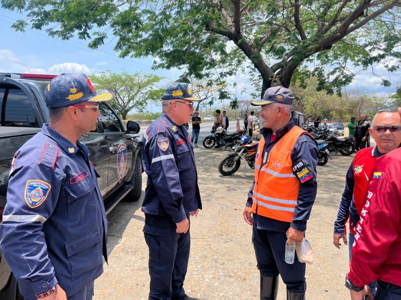 Fortaleciendo el despliegue Semana Santa Segura 2026. 🕊️
El Director General Nacional de Bomberos y Presidente del FONBE, Primer General (B) PostDoc. Juan Carlos González Rodríguez, realizó un recorrido de supervisión por los puntos de control de la Región Central.
Específicamente desde el punto de control Los Guayos, el General González Rodríguez compartió un refrigerio logístico e intercambió estrategias con los funcionarios de los distintos órganos de seguridad ciudadana presentes.
Esta acción reafirma el compromiso de trabajar como un solo equipo para garantizar el bienestar y la protección de todos los temporadistas en esta Semana Mayor.
¡Seguridad y Prevención en cada kilómetro! 🚒🛡️
#SemanaSantaSegura2026 #BomberosVenezuela #FONBE #SeguridadCiudadana #TunelLaCabrera