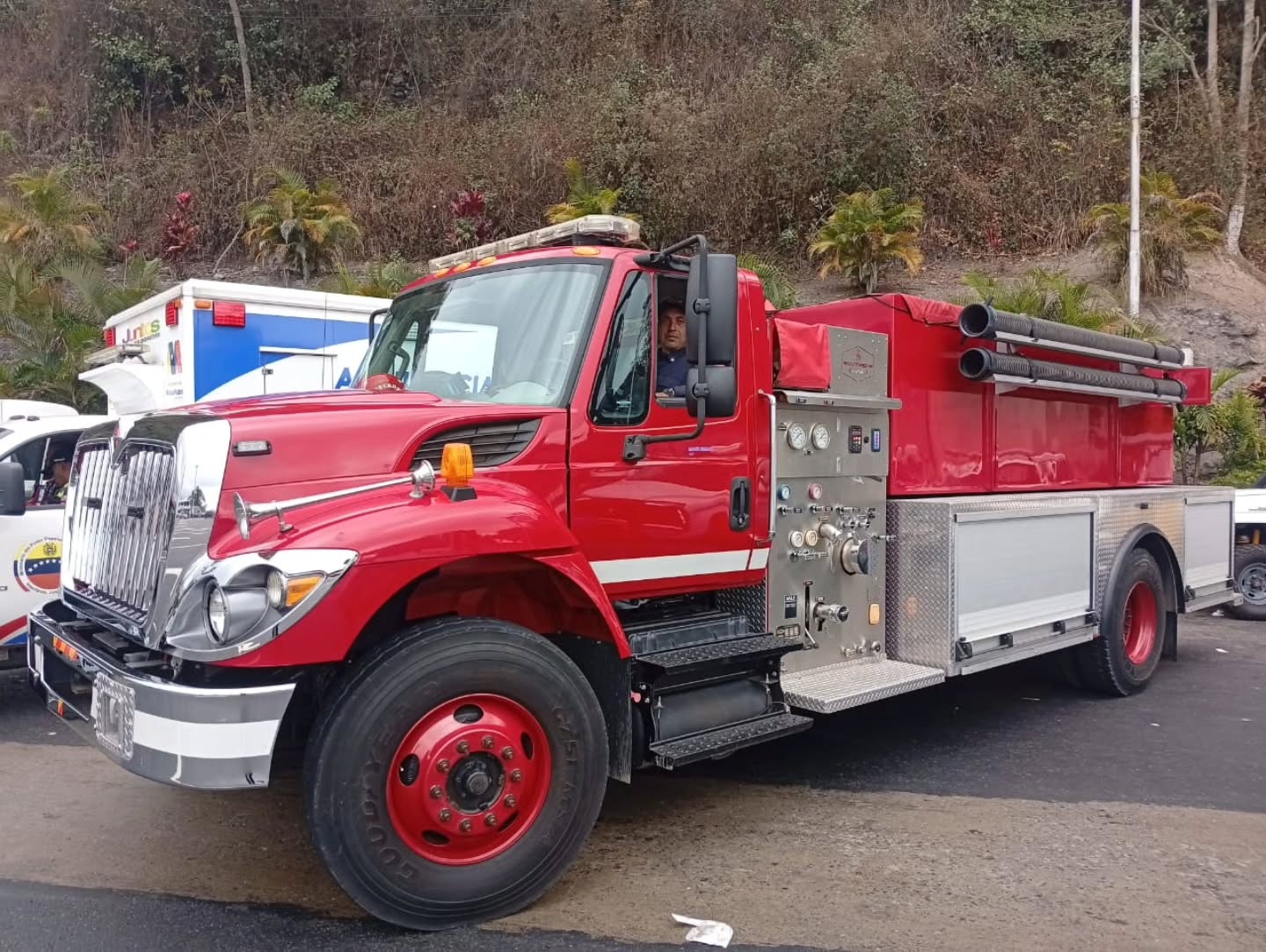 ¡Jornada Victoriosa! Nuestra meta: Tu Seguridad.
El Vicepresidente Sectorial de Política, Seguridad Ciudadana y Paz, y Ministro del Poder Popular para Relaciones Interiores, Justicia y Paz, Cap. Diosdado Cabello Rondón, lideró el cierre del dispositivo “Semana Santa Segura 2026” Acompañado de los Viceministros y directores Generales de los diversos órganos de Seguridad Ciudadana
"Hemos concluido una semana santa, sin duda exitosa, muy exitosa. Entonces, nosotros podemos decir que nuestro pueblo salió, disfrutó, y regresó tranquilo a su casa en paz". Indicó el Capitán Diosdado Cabello.
El Vicepresidente Sectorial informó también que 229.139 funcionarios se mantuvieron desplegados de manera ininterrumpida en todo el territorio nacional. Mientras más de 13,5 millones de ciudadanos se movilizaban por las principales vías; el personal de los organismos de seguridad ciudadana, estuvo presente en templos, conciertos, playas, ríos y parques nacionales.
En este marco, destacó la participación fundamental de la Dirección General Nacional de Bomberos, bajo la conducción del Primer General (B) Juan Carlos González, quien también en su rol de Presidente del Fondo Nacional de Bomberos (FONBE), quien lideró el despliegue de más de 15.000 efectivos bomberiles de todas las especialidades y categorías, en todo el territorio nacional.
El despliegue contó con la operatividad del Grupo Motorizado para la Atención de Emergencias (GRUMAE), paramédicos y personal especializado. Asimismo, el FONBE fue pilar fundamental en la jornada, garantizando el apoyo logístico necesario en varios puntos de prevención.
@minjusticia_ve @dcabellor @fonbe_oficial @vgrpc_mijp @otipaituvi @fondonacionaldebomberos2012
#fonbe #SemanaSanta2026 #Venezuela #seguridadciudadana