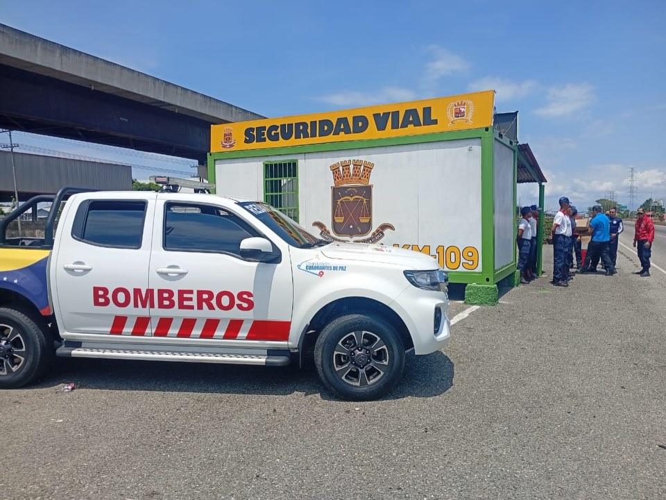 Fortaleciendo el despliegue Semana Santa Segura 2026. 🕊️
El Director General Nacional de Bomberos y Presidente del FONBE, Primer General (B) PostDoc. Juan Carlos González Rodríguez, realizó un recorrido de supervisión por el punto de control La Cabrera de la Región Central.
Específicamente desde el punto del Túnel La Cabrera, el General González Rodríguez compartió un refrigerio logístico e intercambió estrategias con los funcionarios de los distintos órganos de seguridad ciudadana presentes.
Esta acción reafirma el compromiso de trabajar como un solo equipo para garantizar el bienestar y la protección de todos los temporadistas en esta Semana Mayor.
¡Seguridad y Prevención en cada kilómetro! 🚒🛡️
#SemanaSantaSegura2026 #BomberosVenezuela #FONBE #SeguridadCiudadana #TunelLaCabrera