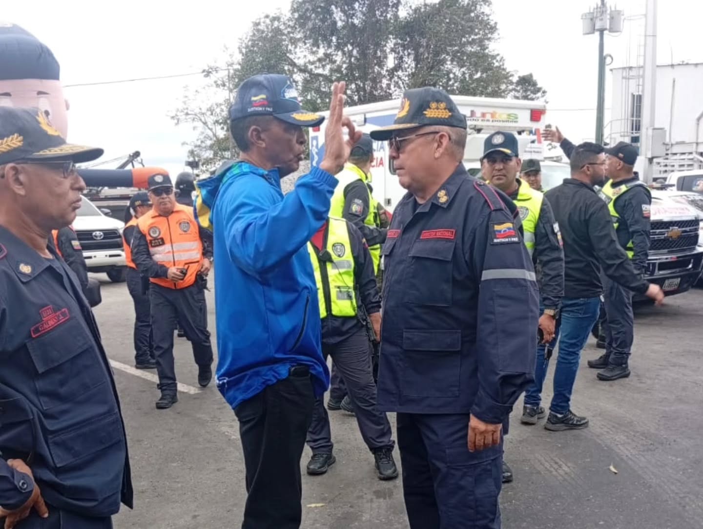 ¡Jornada Victoriosa! Nuestra meta: Tu Seguridad.
El Vicepresidente Sectorial de Política, Seguridad Ciudadana y Paz, y Ministro del Poder Popular para Relaciones Interiores, Justicia y Paz, Cap. Diosdado Cabello Rondón, lideró el cierre del dispositivo “Semana Santa Segura 2026” Acompañado de los Viceministros y directores Generales de los diversos órganos de Seguridad Ciudadana
"Hemos concluido una semana santa, sin duda exitosa, muy exitosa. Entonces, nosotros podemos decir que nuestro pueblo salió, disfrutó, y regresó tranquilo a su casa en paz". Indicó el Capitán Diosdado Cabello.
El Vicepresidente Sectorial informó también que 229.139 funcionarios se mantuvieron desplegados de manera ininterrumpida en todo el territorio nacional. Mientras más de 13,5 millones de ciudadanos se movilizaban por las principales vías; el personal de los organismos de seguridad ciudadana, estuvo presente en templos, conciertos, playas, ríos y parques nacionales.
En este marco, destacó la participación fundamental de la Dirección General Nacional de Bomberos, bajo la conducción del Primer General (B) Juan Carlos González, quien también en su rol de Presidente del Fondo Nacional de Bomberos (FONBE), quien lideró el despliegue de más de 15.000 efectivos bomberiles de todas las especialidades y categorías, en todo el territorio nacional.
El despliegue contó con la operatividad del Grupo Motorizado para la Atención de Emergencias (GRUMAE), paramédicos y personal especializado. Asimismo, el FONBE fue pilar fundamental en la jornada, garantizando el apoyo logístico necesario en varios puntos de prevención.
@minjusticia_ve @dcabellor @fonbe_oficial @vgrpc_mijp @otipaituvi @fondonacionaldebomberos2012
#fonbe #SemanaSanta2026 #Venezuela #seguridadciudadana