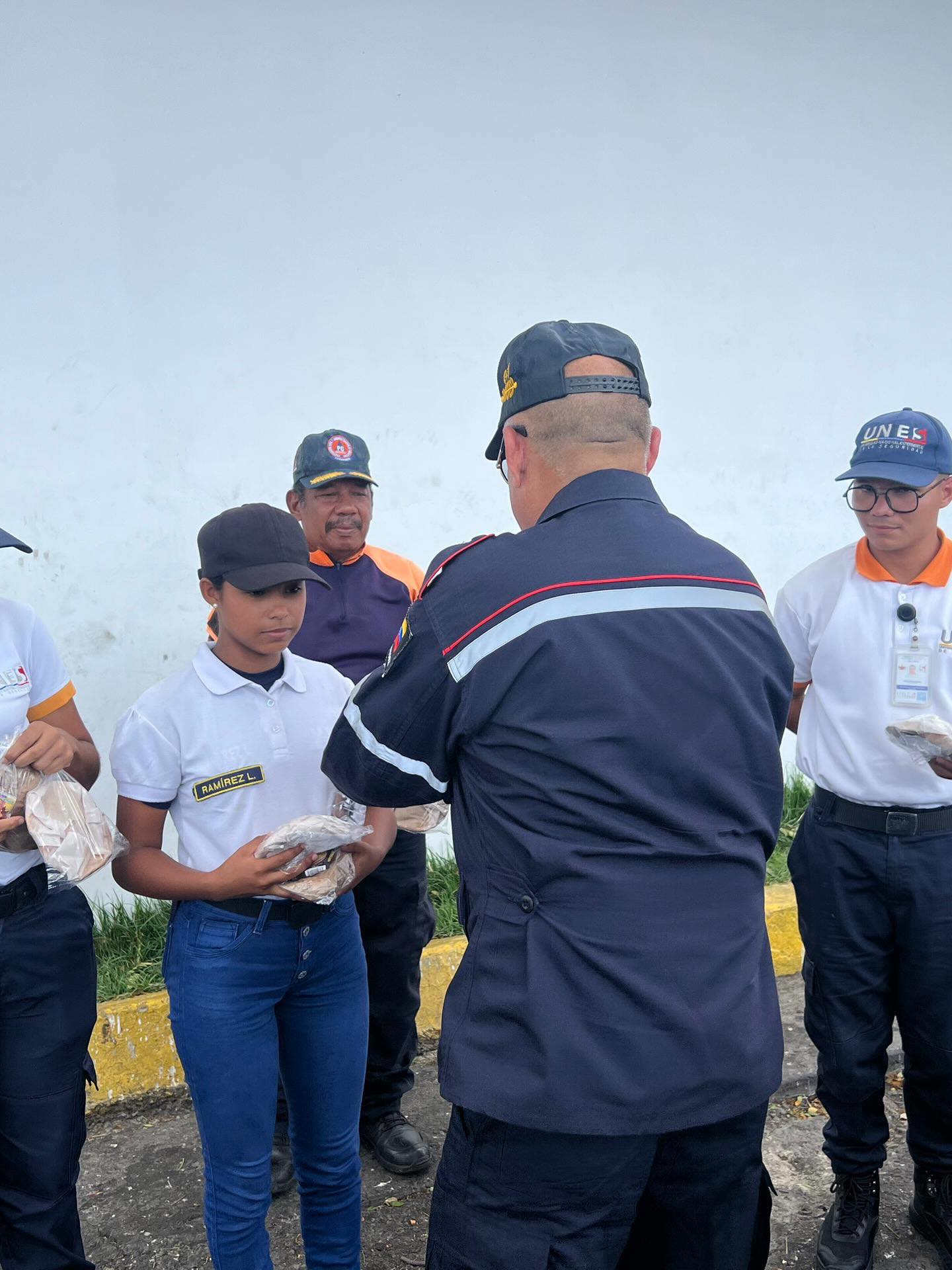 Fortaleciendo el despliegue Semana Santa Segura 2026. 🕊️
El Director General Nacional de Bomberos y Presidente del FONBE, Primer General (B) PostDoc. Juan Carlos González Rodríguez, realizó un recorrido de supervisión por los puntos de control de la Región Central.
Específicamente desde el punto de control Guacara, el General González Rodríguez compartió un refrigerio logístico e intercambió estrategias con los funcionarios de los distintos órganos de seguridad ciudadana presentes.
Esta acción reafirma el compromiso de trabajar como un solo equipo para garantizar el bienestar y la protección de todos los temporadistas en esta Semana Mayor.
¡Seguridad y Prevención en cada kilómetro! 🚒🛡️
#SemanaSantaSegura2026 #BomberosVenezuela #FONBE #SeguridadCiudadana #TunelLaCabrera