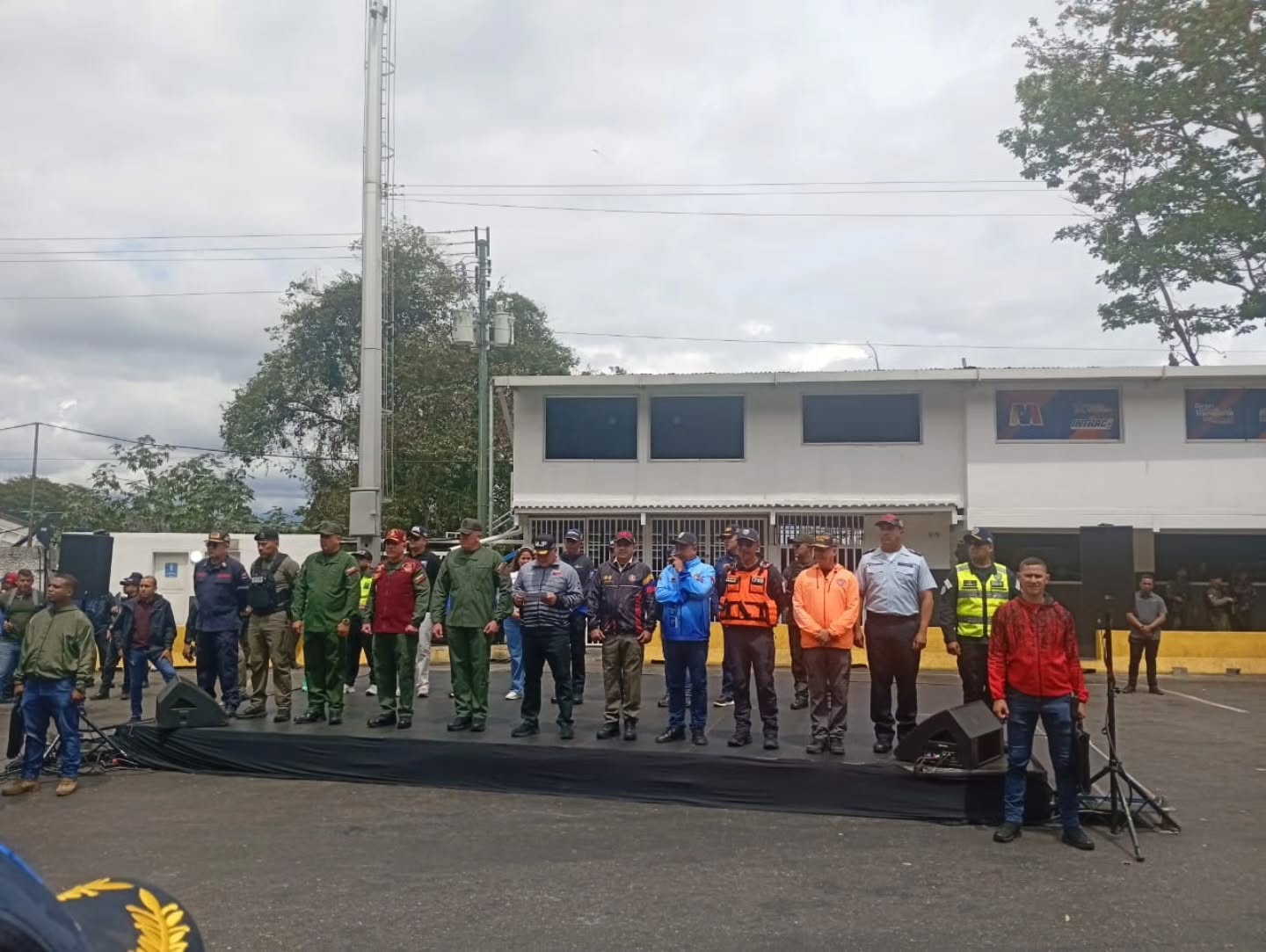 ¡Jornada Victoriosa! Nuestra meta: Tu Seguridad.
El Vicepresidente Sectorial de Política, Seguridad Ciudadana y Paz, y Ministro del Poder Popular para Relaciones Interiores, Justicia y Paz, Cap. Diosdado Cabello Rondón, lideró el cierre del dispositivo “Semana Santa Segura 2026” Acompañado de los Viceministros y directores Generales de los diversos órganos de Seguridad Ciudadana
"Hemos concluido una semana santa, sin duda exitosa, muy exitosa. Entonces, nosotros podemos decir que nuestro pueblo salió, disfrutó, y regresó tranquilo a su casa en paz". Indicó el Capitán Diosdado Cabello.
El Vicepresidente Sectorial informó también que 229.139 funcionarios se mantuvieron desplegados de manera ininterrumpida en todo el territorio nacional. Mientras más de 13,5 millones de ciudadanos se movilizaban por las principales vías; el personal de los organismos de seguridad ciudadana, estuvo presente en templos, conciertos, playas, ríos y parques nacionales.
En este marco, destacó la participación fundamental de la Dirección General Nacional de Bomberos, bajo la conducción del Primer General (B) Juan Carlos González, quien también en su rol de Presidente del Fondo Nacional de Bomberos (FONBE), quien lideró el despliegue de más de 15.000 efectivos bomberiles de todas las especialidades y categorías, en todo el territorio nacional.
El despliegue contó con la operatividad del Grupo Motorizado para la Atención de Emergencias (GRUMAE), paramédicos y personal especializado. Asimismo, el FONBE fue pilar fundamental en la jornada, garantizando el apoyo logístico necesario en varios puntos de prevención.
@minjusticia_ve @dcabellor @fonbe_oficial @vgrpc_mijp @otipaituvi @fondonacionaldebomberos2012
#fonbe #SemanaSanta2026 #Venezuela #seguridadciudadana