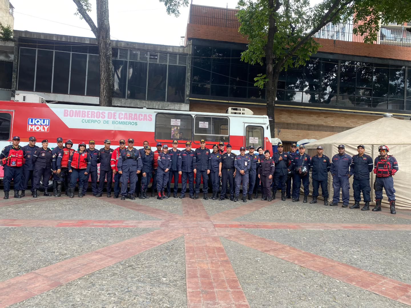 Este miercoles 1 de abril, el Primer General (B) Juan Carlos González, Director General de Bomberos y Presidente del FONBE, ha liderado con éxito la jornada de prevención que se está llevando a cabo en la Basílica de Santa Teresa, en la ciudad de Caracas, durante la festividad de este Miércoles Santo.
Nuestro Primer General en perfecta colaboración con el Fondo Nacional de Bomberos y Bomberas ha garantizado la provisión de hidratación y alimentos para todos los participantes, asegurando su bienestar durante la actividad, incluyendo a los aspirantes de la Universidad Nacional de la Seguridad.
Así mismo recibimos la visita del Viceministro de Seguridad Ciudadana G/D Endes Palencia al stand de la Dirección General Nacional de Bomberos y del FONBE, evidenciando el respaldo institucional a estas iniciativas. Su presencia subraya la importancia de la colaboración entre diferentes niveles de gobierno en la promoción de la seguridad y la prevención.
La jornada no solo ha sido un espacio para la enseñanza y la preparación, sino también una oportunidad para fomentar la colaboración entre instituciones educativas y los cuerpos de seguridad, promoviendo una cultura de prevención en la población.
@minjusticia_ve @dcabellor @palenciaendes @vgrpc_mijp @fonbe_oficial @otipaituvi #Bomberos #DGNB #colaboracion #SemanaSanta #caracas