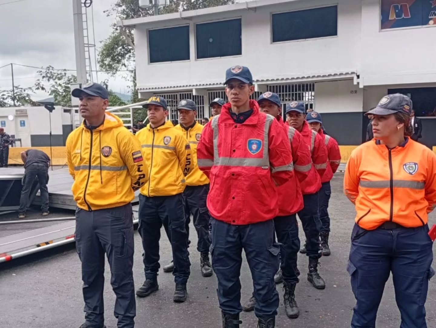 ¡Jornada Victoriosa! Nuestra meta: Tu Seguridad.
El Vicepresidente Sectorial de Política, Seguridad Ciudadana y Paz, y Ministro del Poder Popular para Relaciones Interiores, Justicia y Paz, Cap. Diosdado Cabello Rondón, lideró el cierre del dispositivo “Semana Santa Segura 2026” Acompañado de los Viceministros y directores Generales de los diversos órganos de Seguridad Ciudadana
"Hemos concluido una semana santa, sin duda exitosa, muy exitosa. Entonces, nosotros podemos decir que nuestro pueblo salió, disfrutó, y regresó tranquilo a su casa en paz". Indicó el Capitán Diosdado Cabello.
El Vicepresidente Sectorial informó también que 229.139 funcionarios se mantuvieron desplegados de manera ininterrumpida en todo el territorio nacional. Mientras más de 13,5 millones de ciudadanos se movilizaban por las principales vías; el personal de los organismos de seguridad ciudadana, estuvo presente en templos, conciertos, playas, ríos y parques nacionales.
En este marco, destacó la participación fundamental de la Dirección General Nacional de Bomberos, bajo la conducción del Primer General (B) Juan Carlos González, quien también en su rol de Presidente del Fondo Nacional de Bomberos (FONBE), quien lideró el despliegue de más de 15.000 efectivos bomberiles de todas las especialidades y categorías, en todo el territorio nacional.
El despliegue contó con la operatividad del Grupo Motorizado para la Atención de Emergencias (GRUMAE), paramédicos y personal especializado. Asimismo, el FONBE fue pilar fundamental en la jornada, garantizando el apoyo logístico necesario en varios puntos de prevención.
@minjusticia_ve @dcabellor @fonbe_oficial @vgrpc_mijp @otipaituvi @fondonacionaldebomberos2012
#fonbe #SemanaSanta2026 #Venezuela #seguridadciudadana