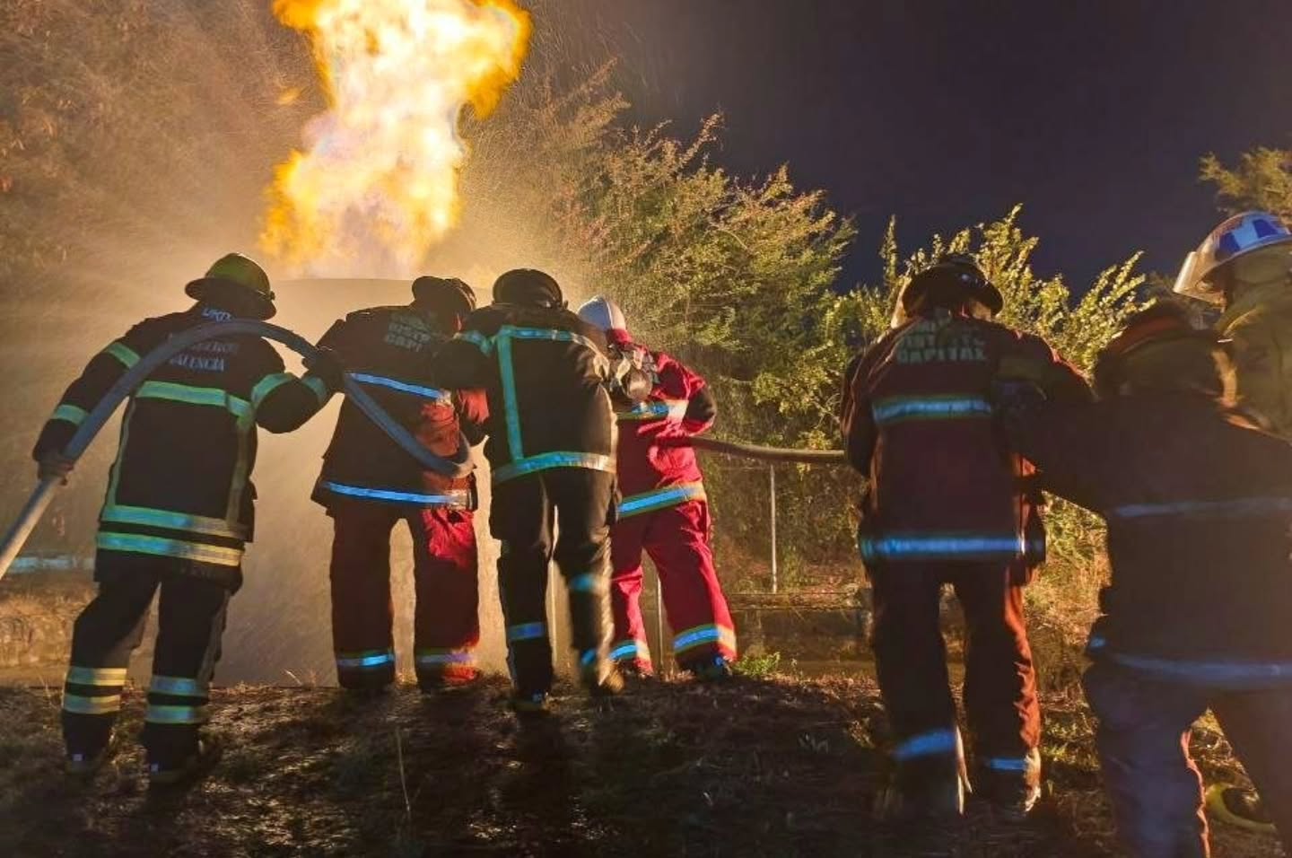 El valor de la enseñanza: General Juan Carlos González lidera con el ejemplo en jornada de capacitación sobre manejo de GLP
Bajo la premisa de que la formación es el cimiento de la seguridad, la Dirección General Nacional de Bomberos llevó a cabo este jueves una jornada intensiva de capacitación especializada en el control y maniobras de gas doméstico y Gas Licuado de Petróleo (GLP).
En un acto que definió el espíritu de la institución, el Primer General (B) Juan Carlos González fue el primero en ingresar al simulador de prácticas en la ciudad de Valencia. Entre llamas y calor extremo, el Director Nacional y su equipo de trabajo demostraron que el liderazgo se ejerce desde la acción, evidenciando los valores de valentía y disciplina que deben regir a todo profesional del fuego.
La actividad no solo contó con la participación de especialistas del FONBE y el poder popular, sino que se convirtió en un aula abierta para el relevo generacional. Aproximadamente 45 estudiantes y cadetes de la UNES El Cafetal y UNES Catia, junto a personal de la estación La Trinidad, se sumaron a esta experiencia práctica de alto nivel.
Durante la entrega de certificados, nuestro Primer General resaltó: "La capacitación constante es nuestro norte. No podemos exigir abnegación si no brindamos conocimiento. Hoy, estos jóvenes y nuestra comunidad están mejor preparados para proteger la vida".
Las imágenes de los funcionarios enfrentando el fuego real son el testimonio vivo de una gestión que no teme a los retos. Esta iniciativa reafirma que la modernización del sistema bomberil pasa, necesariamente, por el fortalecimiento del conocimiento técnico y el valor humano de quienes, día a día, lo dan todo por Venezuela.
#SeguridadCiudadana #Bomberos #Venezuela #Simulador #Valencia
