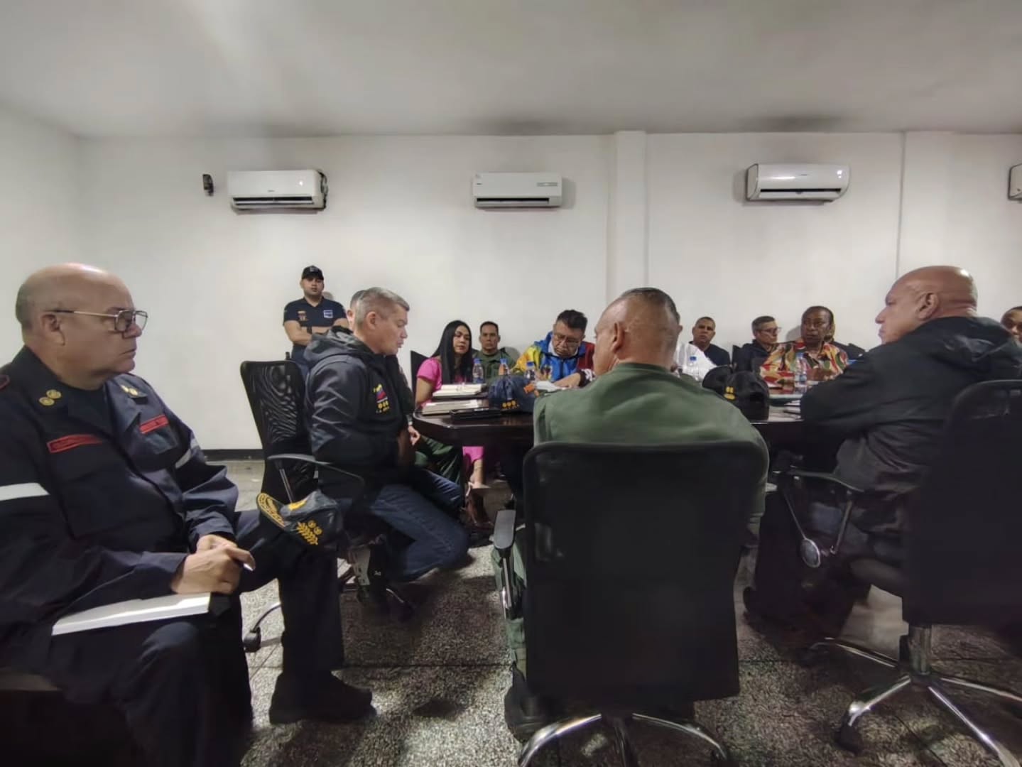 Bajo la premisa de garantizar la integridad de los deportistas, hoy se consolidó la mesa de trabajo estratégica para la 5ta edición de la carrera ciclista "Gran Fondo Batalla de Carabobo".
Este evento, que rinde honores a los 216 años del Ejército Bolivariano, cuenta con el respaldo de los dos ejes fundamentales de prevención en el país.
La reunión estuvo encabezada por el G/D Américo Villegas, con la participación de Nuestro Primer General (B) Juan Carlos González y el Viceministro para la Gestión de Riesgo y Protección Civil, Alm. Juan Carlos Oti Paituvi. Estos líderes, pilares en la arquitectura de seguridad ciudadana, unificaron criterios para establecer un anillo de protección impecable en cada kilómetro de la ruta.
Con esta estructura de alto nivel, Caracas y Carabobo se preparan para una fiesta deportiva que combina el fervor patrio con los más altos estándares de seguridad y organización.
#SeguridadCiudadana #GranFondoBatallaDeCarabobo #EjercitoBolivariano #PrevencionEsClave