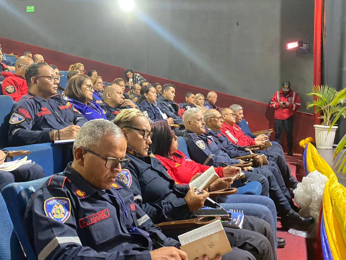 Primer General Juan Carlos González Lidera Encuentro Estratégico con la REDAN Central para el Fortalecimiento Jurídico y Operativo.
En un ambiente de alta cohesión institucional y compromiso profesional, el Primer General (B) Juan Carlos González Director General Nacional de Bomberos y Presidente del FONBE, encabezó el Primer Encuentro de Primeros y Primeras Comandantes de la REDAN Central y la REDAN Capital. La jornada, que tuvo como epicentro el imponente Teatro Guacara Plaza, se consolidó como un espacio fundamental para el crecimiento del pie de fuerza bomberil.
Uno de los pilares centrales de este encuentro fue la socialización de la Ley Orgánica del Servicio de Bomberos y de los Cuerpos de Bomberos y Bomberas y Administración de Emergencias de Carácter Civil, así como el análisis profundo de la Constitución de la República.
Bajo la dirección del Primer General, los comandantes debatieron sobre el entramado legal que rige su actuación, garantizando que cada procedimiento esté plenamente respaldado por la normativa vigente.
El evento trascendió la formalidad para convertirse en un debate dinámico y enriquecedor, donde los líderes regionales intercambiaron experiencias sobre las leyes que fortalecen su operatividad y la protección de sus funcionarios.
"No solo se trata de la operatividad en el campo, sino de la solidez de nuestros fundamentos legales. Este debate que hemos generado hoy nos permite salir más fortalecidos y conscientes de nuestra responsabilidad constitucional", destacó el Primer General González ante el cuerpo de comandantes.
Con la realización de este encuentro en el municipio Guacara, la REDAN Central y capital dan un paso firme hacia la modernización y profesionalización, demostrando que la formación teórica y el debate de ideas son herramientas tan vitales como el equipo de rescate para salvaguardar al pueblo venezolano.
#DireccionGeneralNacionalDeBomberos #Guacara