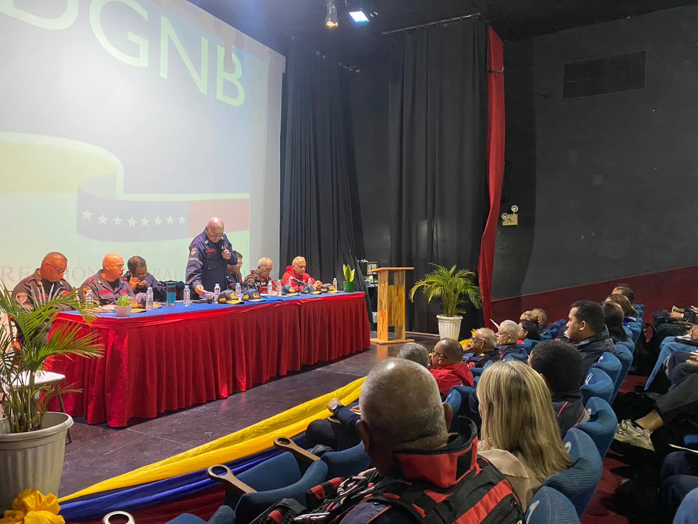 Primer General Juan Carlos González Lidera Encuentro Estratégico con la REDAN Central para el Fortalecimiento Jurídico y Operativo.
En un ambiente de alta cohesión institucional y compromiso profesional, el Primer General (B) Juan Carlos González Director General Nacional de Bomberos y Presidente del FONBE, encabezó el Primer Encuentro de Primeros y Primeras Comandantes de la REDAN Central y la REDAN Capital. La jornada, que tuvo como epicentro el imponente Teatro Guacara Plaza, se consolidó como un espacio fundamental para el crecimiento del pie de fuerza bomberil.
Uno de los pilares centrales de este encuentro fue la socialización de la Ley Orgánica del Servicio de Bomberos y de los Cuerpos de Bomberos y Bomberas y Administración de Emergencias de Carácter Civil, así como el análisis profundo de la Constitución de la República.
Bajo la dirección del Primer General, los comandantes debatieron sobre el entramado legal que rige su actuación, garantizando que cada procedimiento esté plenamente respaldado por la normativa vigente.
El evento trascendió la formalidad para convertirse en un debate dinámico y enriquecedor, donde los líderes regionales intercambiaron experiencias sobre las leyes que fortalecen su operatividad y la protección de sus funcionarios.
"No solo se trata de la operatividad en el campo, sino de la solidez de nuestros fundamentos legales. Este debate que hemos generado hoy nos permite salir más fortalecidos y conscientes de nuestra responsabilidad constitucional", destacó el Primer General González ante el cuerpo de comandantes.
Con la realización de este encuentro en el municipio Guacara, la REDAN Central y capital dan un paso firme hacia la modernización y profesionalización, demostrando que la formación teórica y el debate de ideas son herramientas tan vitales como el equipo de rescate para salvaguardar al pueblo venezolano.
#DireccionGeneralNacionalDeBomberos #Guacara