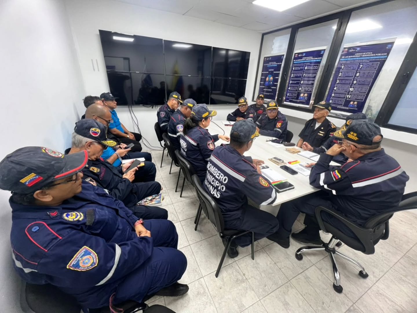 ¡Un solo equipo, una sola misión! 🇻🇪🔥
Este lunes, el Primer General Juan Carlos González lideró una productiva jornada de trabajo con su equipo, reafirmando que el éxito institucional nace de la unidad.
La fuerza operativa de la DGNB y el respaldo administrativo del FONBE caminan de la mano, como un solo engranaje, para garantizar la excelencia en nuestro servicio. Más que dos instituciones, somos un equipo comprometido con el bienestar de nuestros funcionarios y la seguridad de cada venezolano.
Cuando el trabajo es mancomunado, los resultados se traducen en transformación y progreso para nuestros héroes de azul.
¡Seguimos avanzando con disciplina, abnegación y, sobre todo, en unión!
#Bomberos #DGNB #FONBE #UnidadInstitucional #TrabajoEnEquipo
