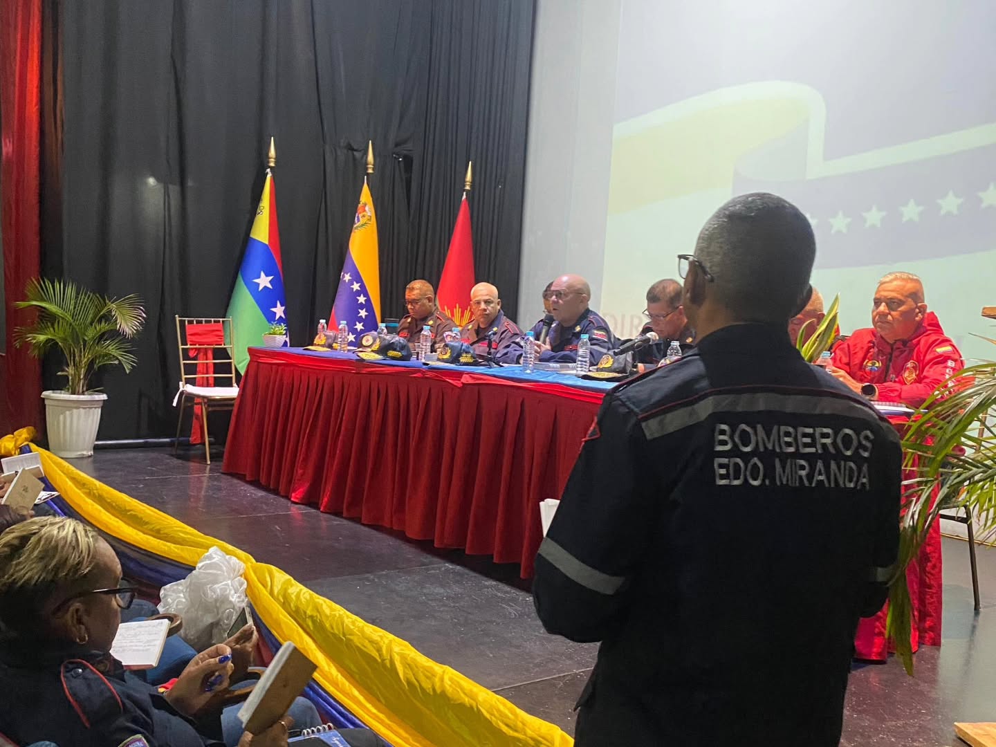 Primer General Juan Carlos González Lidera Encuentro Estratégico con la REDAN Central para el Fortalecimiento Jurídico y Operativo.
En un ambiente de alta cohesión institucional y compromiso profesional, el Primer General (B) Juan Carlos González Director General Nacional de Bomberos y Presidente del FONBE, encabezó el Primer Encuentro de Primeros y Primeras Comandantes de la REDAN Central y la REDAN Capital. La jornada, que tuvo como epicentro el imponente Teatro Guacara Plaza, se consolidó como un espacio fundamental para el crecimiento del pie de fuerza bomberil.
Uno de los pilares centrales de este encuentro fue la socialización de la Ley Orgánica del Servicio de Bomberos y de los Cuerpos de Bomberos y Bomberas y Administración de Emergencias de Carácter Civil, así como el análisis profundo de la Constitución de la República.
Bajo la dirección del Primer General, los comandantes debatieron sobre el entramado legal que rige su actuación, garantizando que cada procedimiento esté plenamente respaldado por la normativa vigente.
El evento trascendió la formalidad para convertirse en un debate dinámico y enriquecedor, donde los líderes regionales intercambiaron experiencias sobre las leyes que fortalecen su operatividad y la protección de sus funcionarios.
"No solo se trata de la operatividad en el campo, sino de la solidez de nuestros fundamentos legales. Este debate que hemos generado hoy nos permite salir más fortalecidos y conscientes de nuestra responsabilidad constitucional", destacó el Primer General González ante el cuerpo de comandantes.
Con la realización de este encuentro en el municipio Guacara, la REDAN Central y capital dan un paso firme hacia la modernización y profesionalización, demostrando que la formación teórica y el debate de ideas son herramientas tan vitales como el equipo de rescate para salvaguardar al pueblo venezolano.
#DireccionGeneralNacionalDeBomberos #Guacara