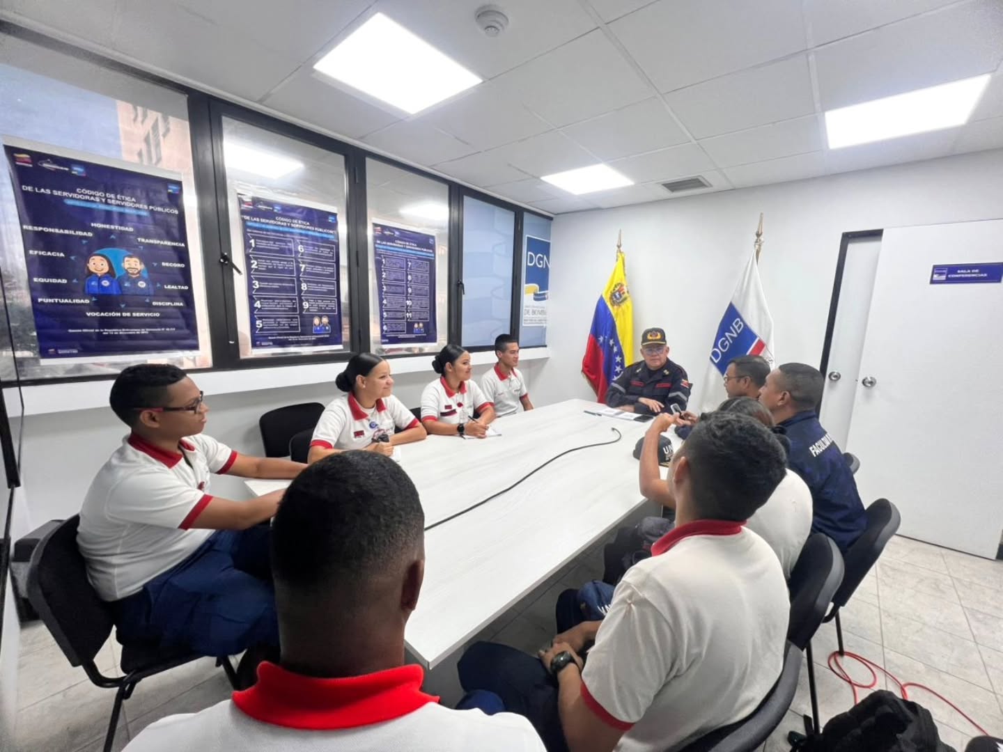 ¡El futuro de nuestra institución se forja con conocimiento y compromiso! 🇻🇪🔥
Este lunes, el Primer General (B) Juan Carlos González, Director Nacional de Bomberos y Presidente del FONBE, sostuvo un encuentro estratégico con los jóvenes estudiantes de la carrera Ciencias del Fuego de la Universidad Nacional Experimental de la Seguridad.
Estamos listos para recibirlos con las herramientas y el respaldo necesario para que su transición de las aulas al campo de acción sea un éxito total.
¡La nueva generación de héroes de azul y rojo está en marcha!
#UNES #CienciasDelFuego #FONBE #RelevoGeneracional #SeguridadCiudadana