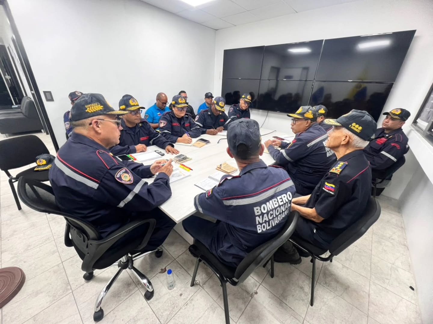 ¡Un solo equipo, una sola misión! 🇻🇪🔥
Este lunes, el Primer General Juan Carlos González lideró una productiva jornada de trabajo con su equipo, reafirmando que el éxito institucional nace de la unidad.
La fuerza operativa de la DGNB y el respaldo administrativo del FONBE caminan de la mano, como un solo engranaje, para garantizar la excelencia en nuestro servicio. Más que dos instituciones, somos un equipo comprometido con el bienestar de nuestros funcionarios y la seguridad de cada venezolano.
Cuando el trabajo es mancomunado, los resultados se traducen en transformación y progreso para nuestros héroes de azul.
¡Seguimos avanzando con disciplina, abnegación y, sobre todo, en unión!
#Bomberos #DGNB #FONBE #UnidadInstitucional #TrabajoEnEquipo