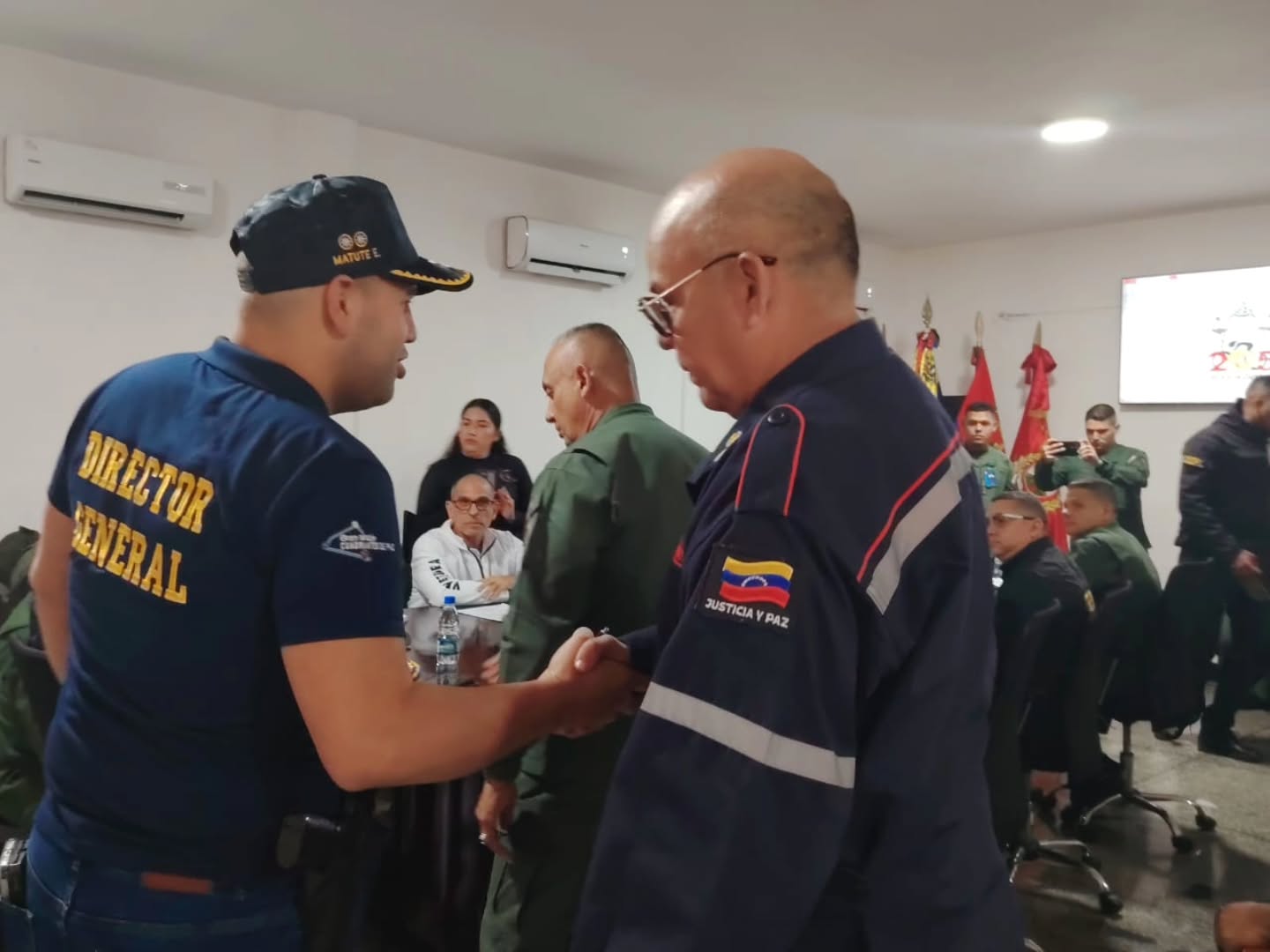 Bajo la premisa de garantizar la integridad de los deportistas, hoy se consolidó la mesa de trabajo estratégica para la 5ta edición de la carrera ciclista "Gran Fondo Batalla de Carabobo".
Este evento, que rinde honores a los 216 años del Ejército Bolivariano, cuenta con el respaldo de los dos ejes fundamentales de prevención en el país.
La reunión estuvo encabezada por el G/D Américo Villegas, con la participación de Nuestro Primer General (B) Juan Carlos González y el Viceministro para la Gestión de Riesgo y Protección Civil, Alm. Juan Carlos Oti Paituvi. Estos líderes, pilares en la arquitectura de seguridad ciudadana, unificaron criterios para establecer un anillo de protección impecable en cada kilómetro de la ruta.
Con esta estructura de alto nivel, Caracas y Carabobo se preparan para una fiesta deportiva que combina el fervor patrio con los más altos estándares de seguridad y organización.
#SeguridadCiudadana #GranFondoBatallaDeCarabobo #EjercitoBolivariano #PrevencionEsClave