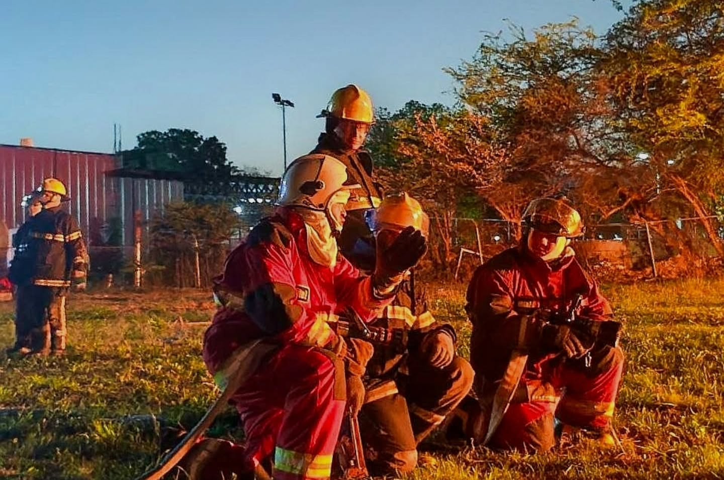 El valor de la enseñanza: General Juan Carlos González lidera con el ejemplo en jornada de capacitación sobre manejo de GLP
Bajo la premisa de que la formación es el cimiento de la seguridad, la Dirección General Nacional de Bomberos llevó a cabo este jueves una jornada intensiva de capacitación especializada en el control y maniobras de gas doméstico y Gas Licuado de Petróleo (GLP).
En un acto que definió el espíritu de la institución, el Primer General (B) Juan Carlos González fue el primero en ingresar al simulador de prácticas en la ciudad de Valencia. Entre llamas y calor extremo, el Director Nacional y su equipo de trabajo demostraron que el liderazgo se ejerce desde la acción, evidenciando los valores de valentía y disciplina que deben regir a todo profesional del fuego.
La actividad no solo contó con la participación de especialistas del FONBE y el poder popular, sino que se convirtió en un aula abierta para el relevo generacional. Aproximadamente 45 estudiantes y cadetes de la UNES El Cafetal y UNES Catia, junto a personal de la estación La Trinidad, se sumaron a esta experiencia práctica de alto nivel.
Durante la entrega de certificados, nuestro Primer General resaltó: "La capacitación constante es nuestro norte. No podemos exigir abnegación si no brindamos conocimiento. Hoy, estos jóvenes y nuestra comunidad están mejor preparados para proteger la vida".
Las imágenes de los funcionarios enfrentando el fuego real son el testimonio vivo de una gestión que no teme a los retos. Esta iniciativa reafirma que la modernización del sistema bomberil pasa, necesariamente, por el fortalecimiento del conocimiento técnico y el valor humano de quienes, día a día, lo dan todo por Venezuela.
#SeguridadCiudadana #Bomberos #Venezuela #Simulador #Valencia