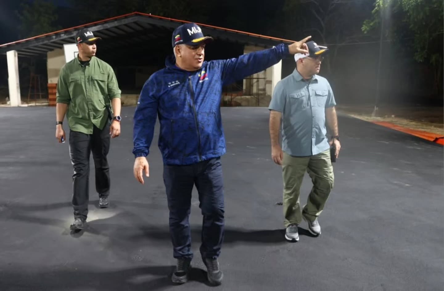 La Guaira|| Diosdado Cabello supervisa campamento transitorio en Universidad Simón Bolívar
Este jueves, el vicepresidente Sectorial de Política, Seguridad Ciudadana y Paz, capitán Diosdado Cabello Rondón, supervisó las instalaciones de la Universidad “Simón Bolívar” en el estado La Guaira como campamento transitorio.
Durante el recorrido por el recinto universitario, el también Ministro del Poder Popular para Relaciones Interiores, Justicia y Paz corroboró el despliegue logístico de las instituciones venezolanas.
Asimismo, verificó la atención brindada a las familias alojadas temporalmente tras los eventos sísmicos registrados el pasado 24 de junio.
El Vicepresidente Sectorial de Política, Seguridad Ciudadana y Paz, evaluó las condiciones del espacio y la entrega de los insumos básicos, además los órganos de seguridad ciudadana y las instituciones del Estado garantizan el alojamiento seguro, alimentación y asistencia médica de forma continua.
Reposted from @minjusticia_ve
