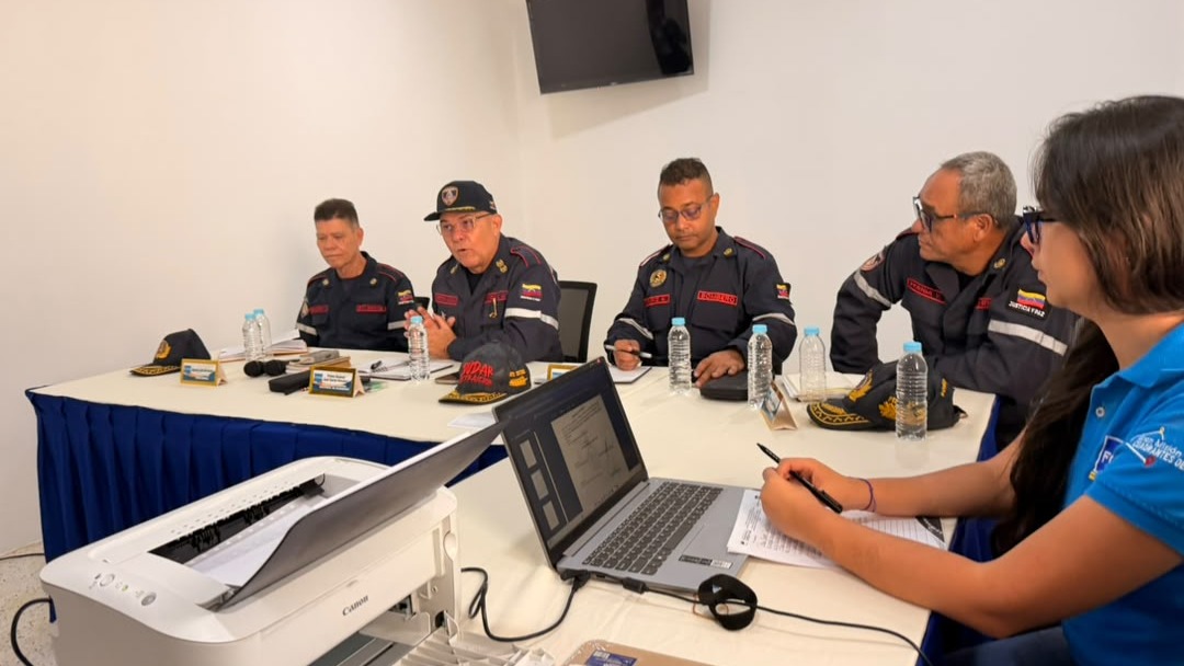 Bomberos jubilados reciben atención personalizada en la DGNB.
Este lunes por la mañana, el Primer General (B) Juan Carlos González, Director General Nacional de Bomberos y Bomberas, sostuvo un encuentro de trabajo con representantes de los bomberos jubilados del estado Delta Amacuro para atender sus solicitudes y evaluar estrategias de atención integral para este gremio.
La actividad contó con la participación de voceros de los funcionarios en reserva, quienes expusieron sus propuestas en materia de beneficios sociales, salud y reivindicaciones laborales.
Durante la jornada, el Primer General destacó el compromiso de las instituciones con la valoración del talento humano que prestó servicio a la patria y acordó la instalación de mesas de trabajo permanentes para el seguimiento de los compromisos asumidos.
#bomberos #Venezuela #Jubilados #Caracas