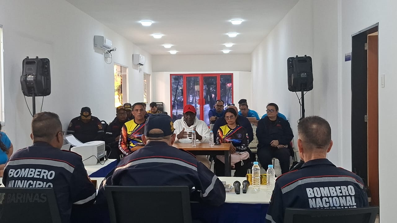 Bomberos jubilados reciben atención personalizada en la DGNB.
Este lunes por la mañana, el Primer General (B) Juan Carlos González, Director General Nacional de Bomberos y Bomberas, sostuvo un encuentro de trabajo con representantes de los bomberos jubilados del estado Delta Amacuro para atender sus solicitudes y evaluar estrategias de atención integral para este gremio.
La actividad contó con la participación de voceros de los funcionarios en reserva, quienes expusieron sus propuestas en materia de beneficios sociales, salud y reivindicaciones laborales.
Durante la jornada, el Primer General destacó el compromiso de las instituciones con la valoración del talento humano que prestó servicio a la patria y acordó la instalación de mesas de trabajo permanentes para el seguimiento de los compromisos asumidos.
#bomberos #Venezuela #Jubilados #Caracas