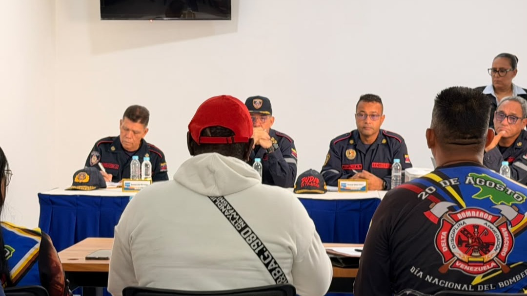 Bomberos jubilados reciben atención personalizada en la DGNB.
Este lunes por la mañana, el Primer General (B) Juan Carlos González, Director General Nacional de Bomberos y Bomberas, sostuvo un encuentro de trabajo con representantes de los bomberos jubilados del estado Delta Amacuro para atender sus solicitudes y evaluar estrategias de atención integral para este gremio.
La actividad contó con la participación de voceros de los funcionarios en reserva, quienes expusieron sus propuestas en materia de beneficios sociales, salud y reivindicaciones laborales.
Durante la jornada, el Primer General destacó el compromiso de las instituciones con la valoración del talento humano que prestó servicio a la patria y acordó la instalación de mesas de trabajo permanentes para el seguimiento de los compromisos asumidos.
#bomberos #Venezuela #Jubilados #Caracas